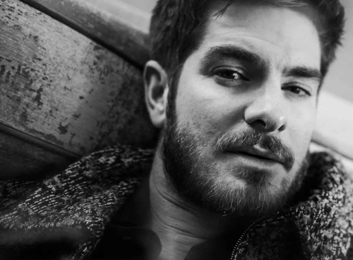FilmUpdates's tweet photo. Andrew Garfield photographed by Emil Ravelo for the LA Times. https://t.co/TKxmj59ArR