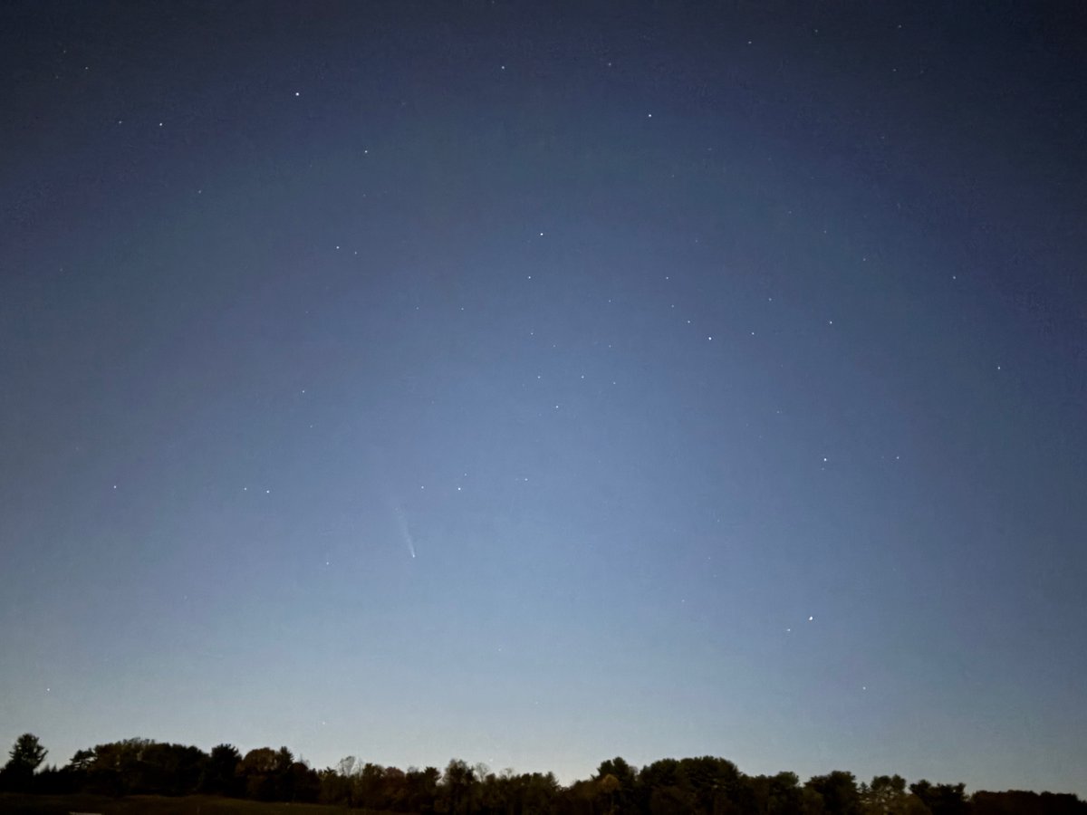 WilliamJBremner's tweet photo. Comet over Lower Makefield PA; not bad for just a click of the button on the iphone  #cometATLAS https://t.co/IKTxAXYdyp