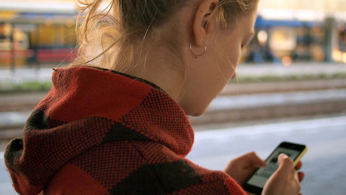 Two people on an electric motorbike are stealing phones from pedestrians in #Bristol.
If you've seen any incidents or have dashcam / other footage or info please call 101 ref 5224272149.
More info/advice: orlo.uk/tGFJg