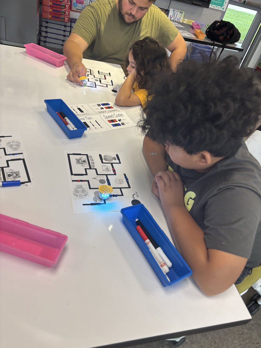 APanedaDLC's tweet photo. Our amazing pumas are diving into coding by using color codes to program their Ozobots. 🎉 It's a fun and creative way to learn about technology and teamwork. Can’t wait to see what paths they create! 🚀🤖 #STEM #OzobotAdventures #FutureCoders https://t.co/AoydT3YM1G