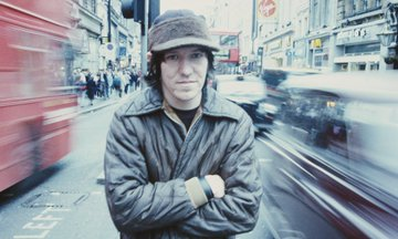ProfesorJonk's tweet photo. Quemando cada puente que cruzo para encontrar algún hermoso lugar donde perderme".
Elliott Smith.
Su sonido marcadamente melancólico nos cautivó. Desgraciadamente, la depresión y las drogas le llevaron a quitarse la vida.
#Efemeride #ElliotSmith #musica
https://t.co/8iId4jdfYc https://t.co/c2PDu7FxnB