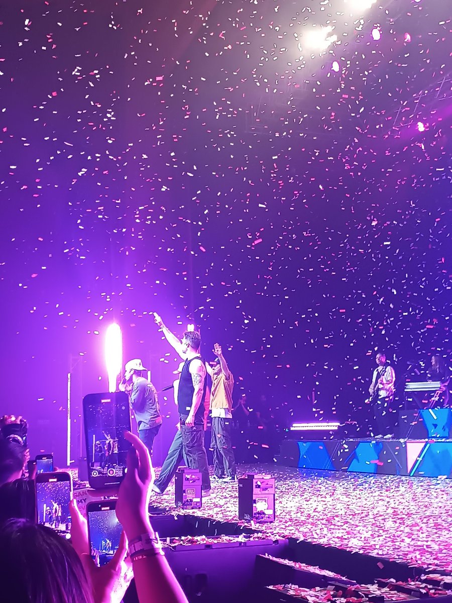 kwenseyyy's tweet photo. Thank you @bigtimerush for giving us a night to remember. 15 years of waiting, finally over 🥹 hope to see you soon ❤️🖤 https://t.co/BPjevgUCX3