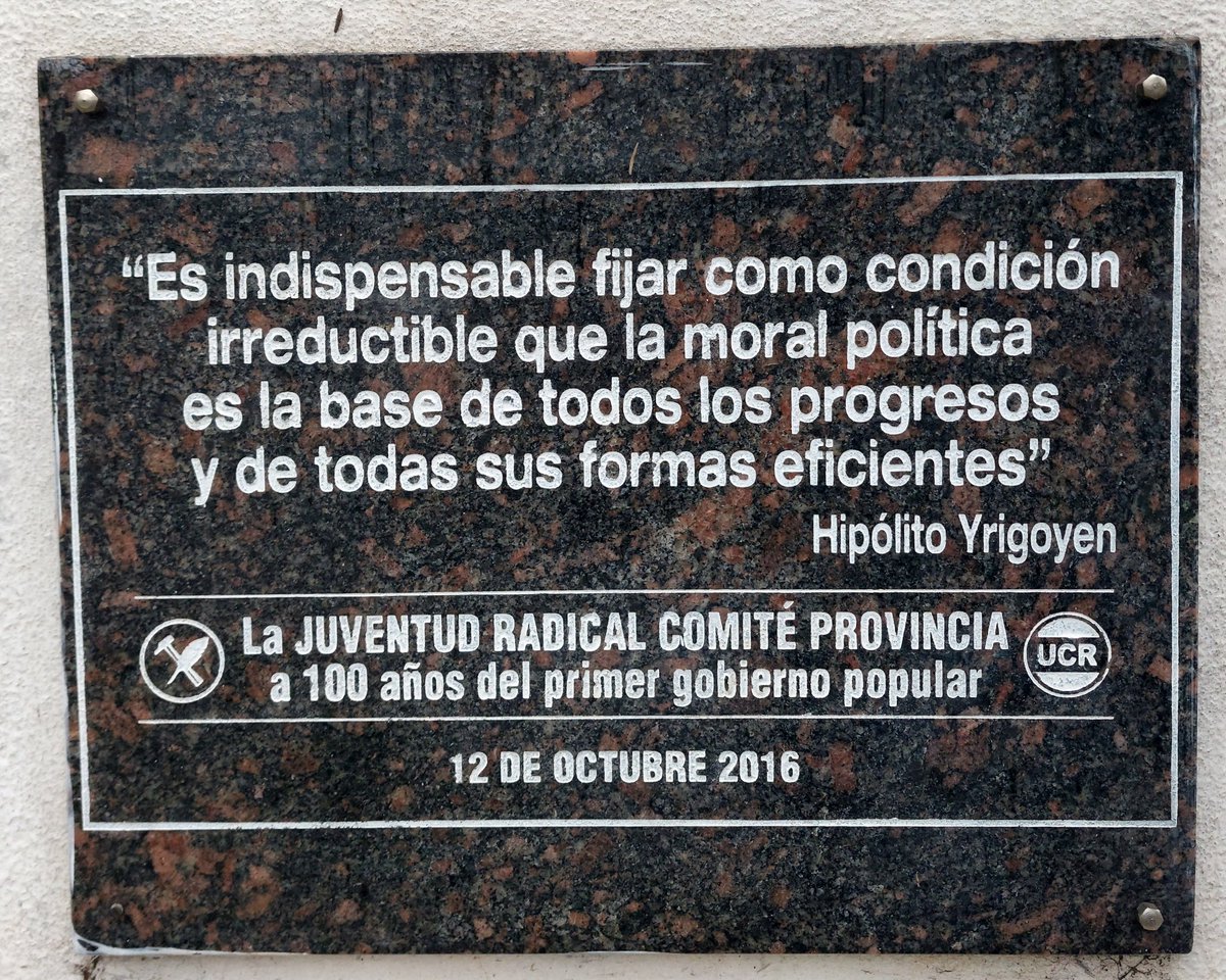 eltatigonzalez's tweet photo. #BuenJueves 
En la plazoleta Hipólito Yrigoyen de #Posadas #Misiones, hace unos años, cuando era presidente de JR, pusimos esta placa. Lo pensamos como un homenaje, a la distancia, y con estos tiempo, veo que es un contaste recordatorio. #UCR https://t.co/QZ3F5FinO0
