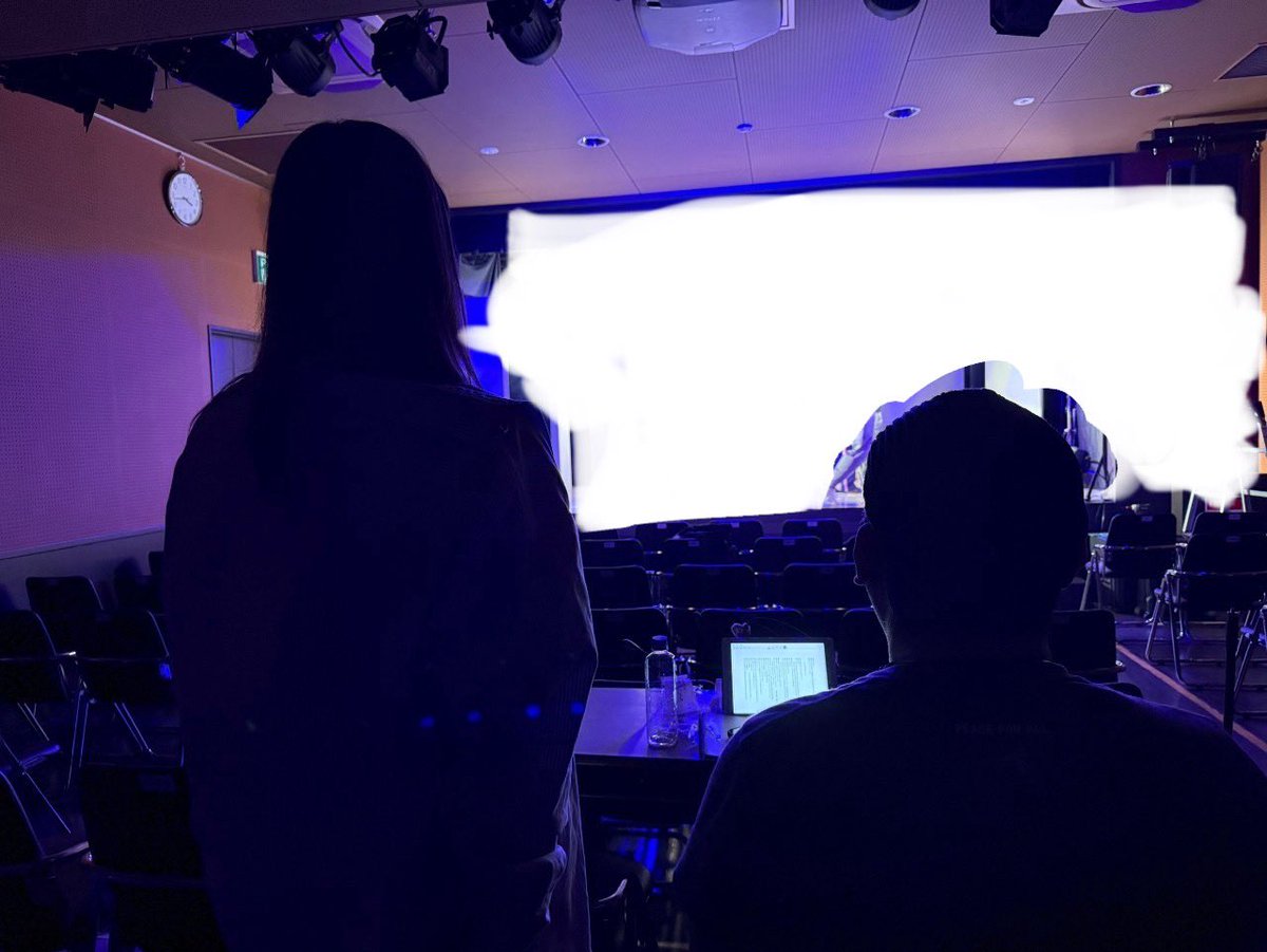 演出のナミヲさんとのシルエットショット。
今年下半期、3現場目のご一緒♪
赤鬼さん公演『ミナトマチキネマパラダイス』
グットクルー神戸国際会館コンサート、
そして本日3現場め、TEAM54『ギリギリアウト？』初日の幕があきました！

#劇団赤鬼
#グットクルー
#TEAM54
#ギリギリアウト