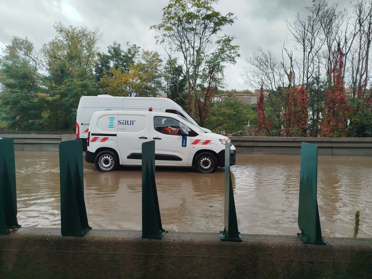 🔴 Alerte rouge aux crues dans la Loire : le trafic SNCF ne reprendra pas avant plusieurs jours entre Saint-Étienne et Lyon, l'A47 toujours coupée dans les deux sens à Givors.
➡️ l.francebleu.fr/NV2h