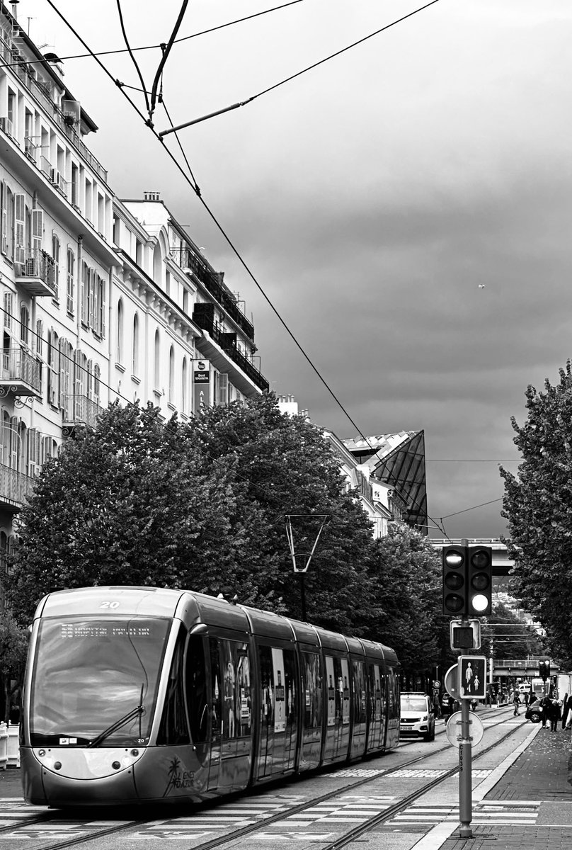 Alonein43672278's tweet photo. #pgotography #blackandwhite #bus #lights https://t.co/lWi8ockKXs