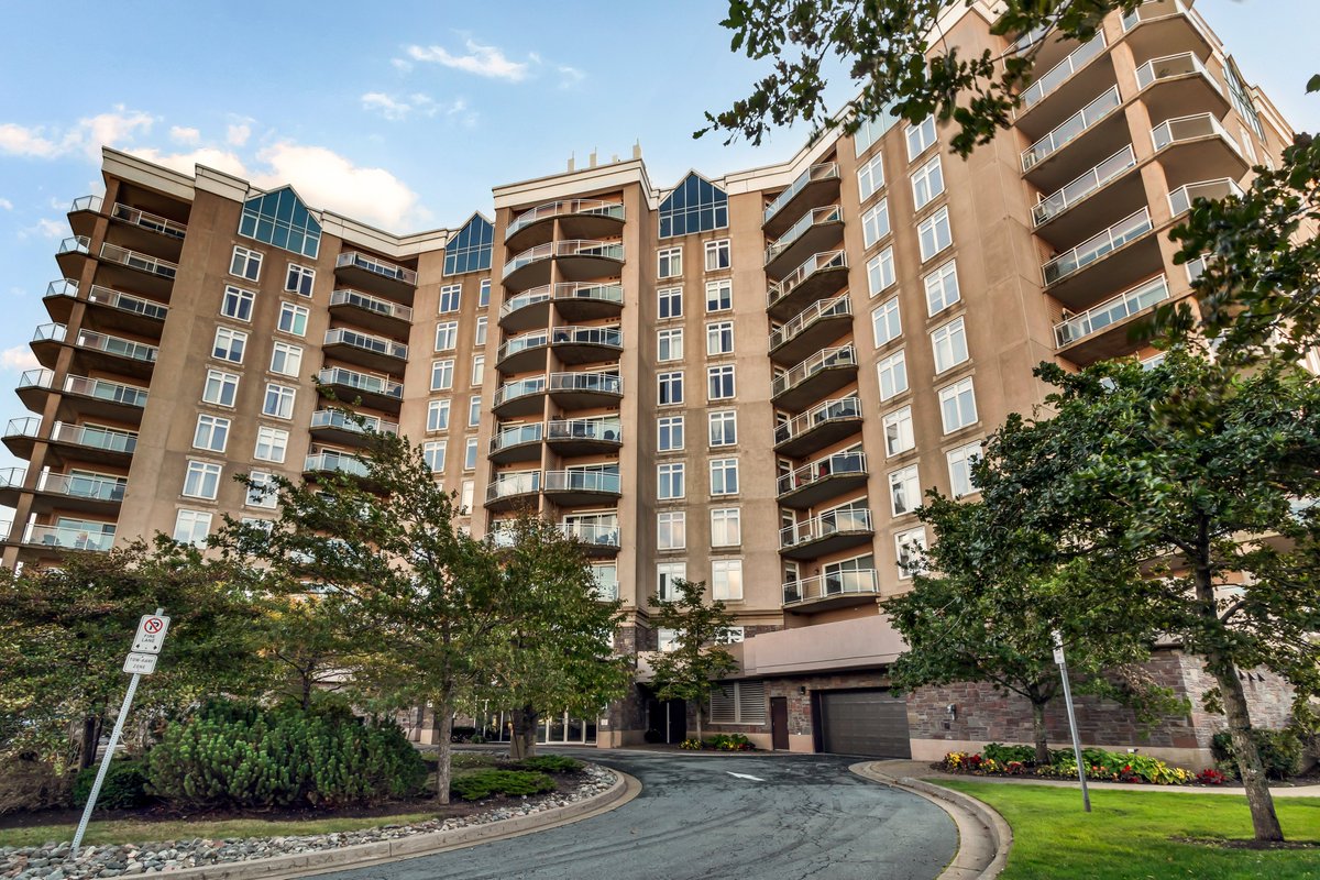 SawlerGroup's tweet photo. The Roxbury!  202 Walter Havill Drive, Halifax.  Unit 404. $599,9900 | Southwest facing corner unit with stunning views of Long Lake Provincial Park. Updated 2 bedrooms/2 bath + a host of building amenities.  Call, text or DM to setup a private viewing or virtual tour. https://t.co/zSGsCU5l5r