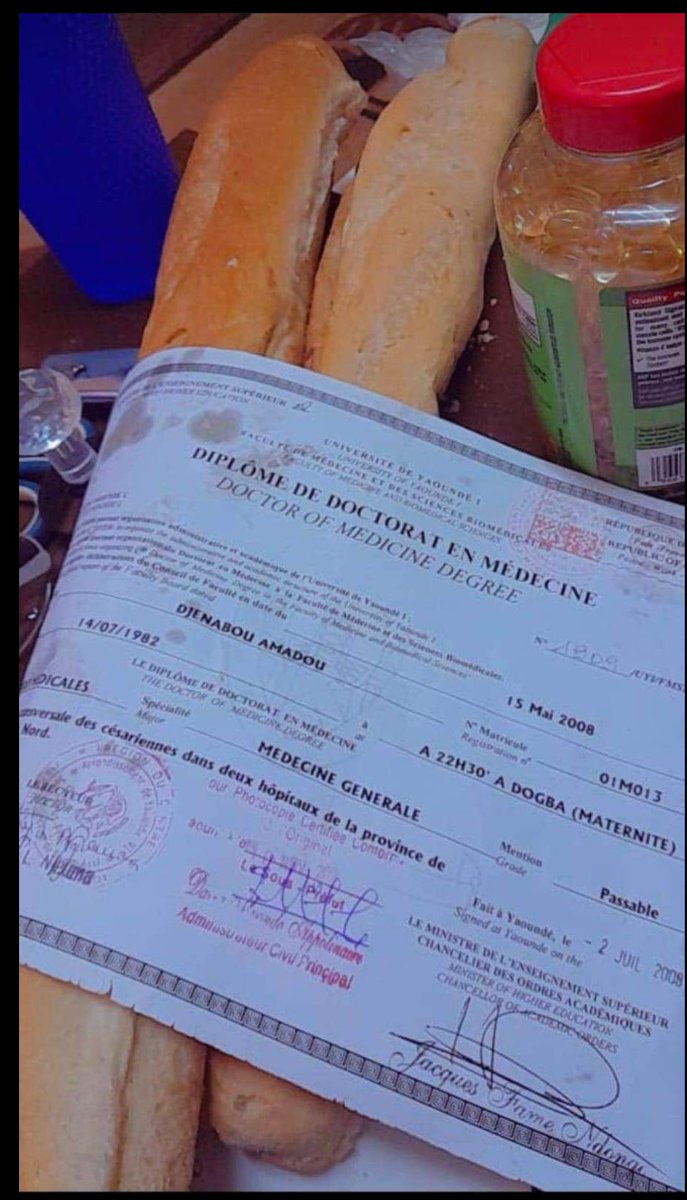 whoknowbabs's tweet photo. Je pose ça là. À Djibouti 🇩🇯 le diplôme ne sert à rien. https://t.co/C3mhAytfIH