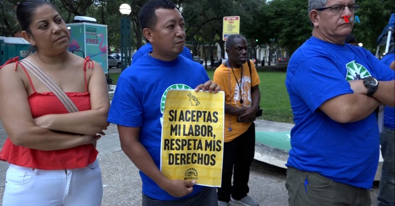 VozdeAmerica's tweet photo. 🚧 Los trabajadores de la construcción en el sur de Florida ganan como promedio 19 dólares por hora, aunque algunos pueden llegar a recibir menos que eso. Muchos en situación migratoria irregular denuncian condiciones laborales precarias y falta de protección.