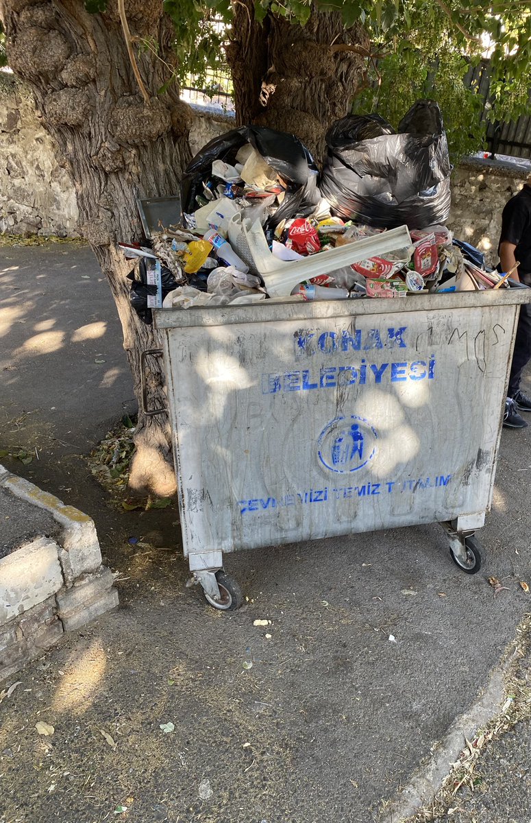 deniz__dilli_'s tweet photo. @teyakkuzhaber Bugün Konakta bulunan okulumuzun çöp konteynırı. https://t.co/8tjdVARU2h