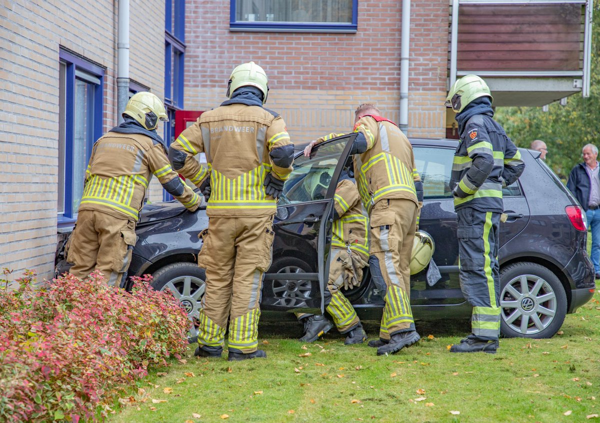 Automobiliste (91) rijdt tegen gevel appartementencomplex in Burgum