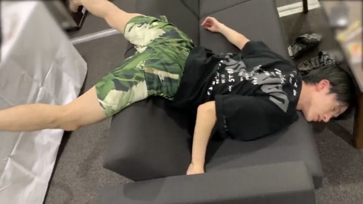 _0517ru's tweet photo. 実は首のほくろがどちゃくそえっちな深澤さんなので.......一旦おふざけたーちゃ摂取 https://t.co/9kiaoanHzN