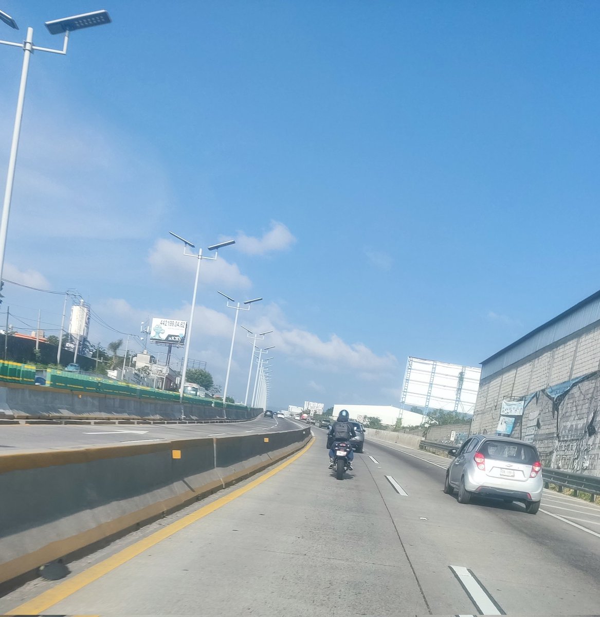 acnilo's tweet photo. Cada día más motos entran al paso express, la mayoría no cumple con las características necesarias para usar este tramo. Controlen su entrada @GobiernoMorelos @24_morelos @CuernavacaGob https://t.co/RAzw0g4z1r