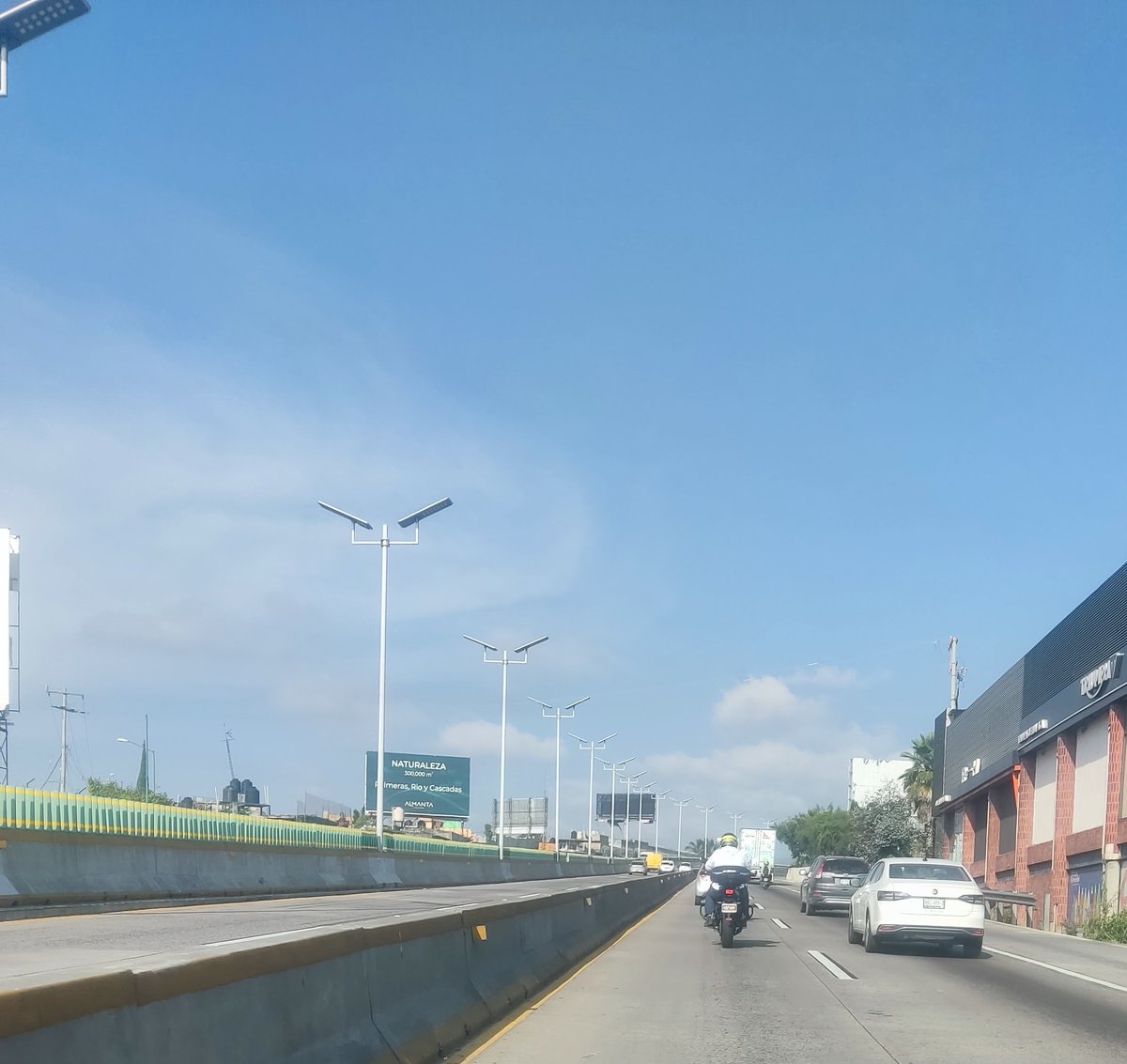 acnilo's tweet photo. Cada día más motos entran al paso express, la mayoría no cumple con las características necesarias para usar este tramo. Controlen su entrada @GobiernoMorelos @24_morelos @CuernavacaGob https://t.co/RAzw0g4z1r