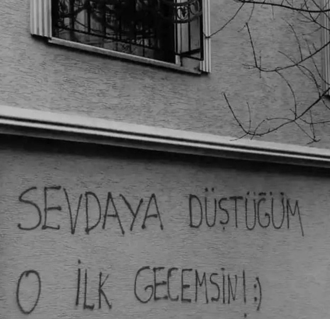 Eski bir otobüs içinde bestesin,
Nefesim yettikçe sende bitmezsin..