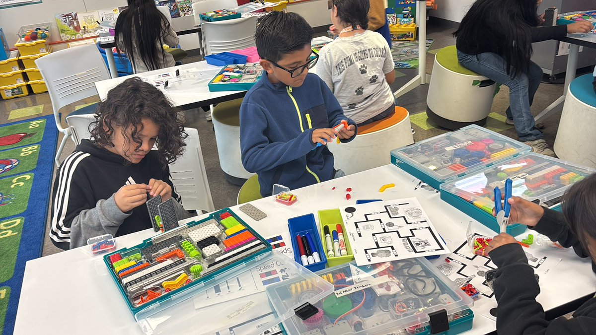 APanedaDLC's tweet photo. 🚀 Exciting news from our robotics team! They're hard at work building a shuttle, combining creativity and engineering skills to take us to new heights. #GoPumas #PumaBots https://t.co/RIF5il4kme