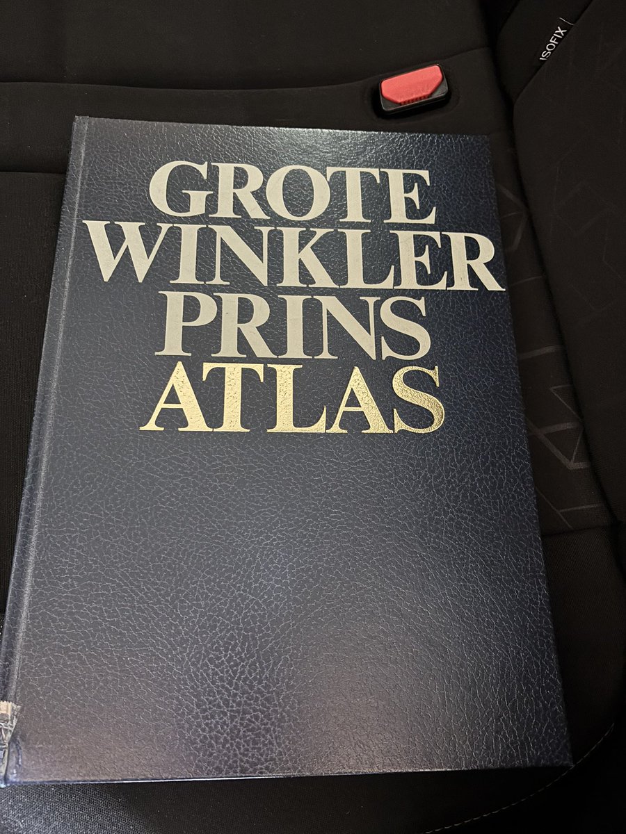 AnnaRobijntje's tweet image. Vind dit zojuist in onze auto. 👇Schoonmoeder heeft d’r boekenkast opgeruimd en manlief sjouwde weer wat mee naar huis. Want dat kunnen wij wel gebruiken? Een atlas? Uit 1972? Echt? 
#oudpapier #nogmeertroepinhuis
#hoarder