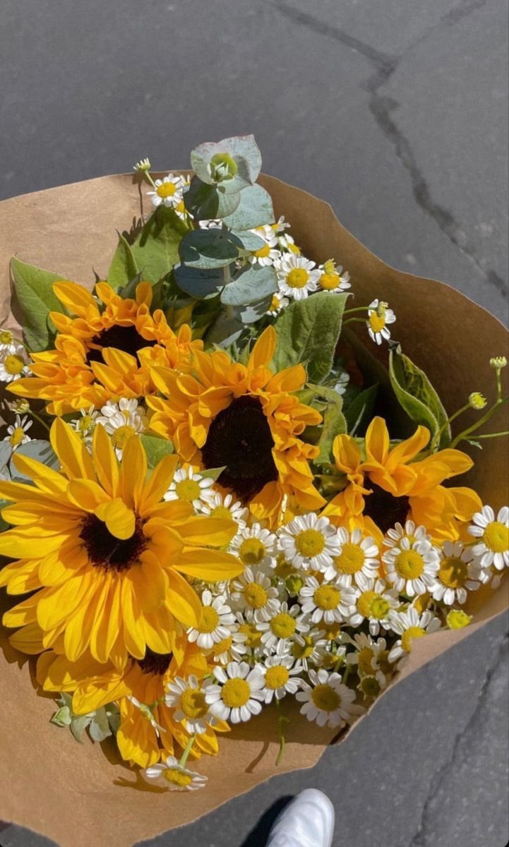 sunflowerchives's tweet photo. bouquet of smiles. https://t.co/RA9SCgfQJw