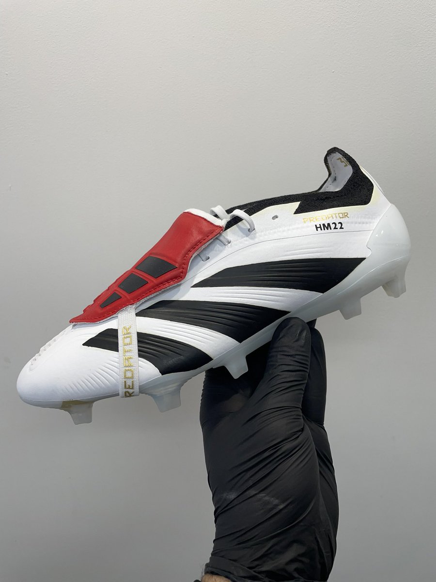 Hand painted custom Adidas Predators sent out to a customer over in the Greek Super League today. 

What a pair 🤌