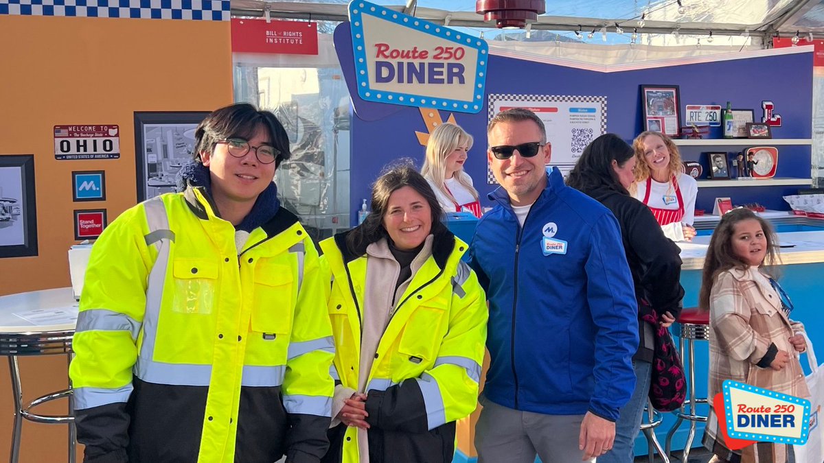 ShopFloorNAM's tweet photo. Great to have @HondaInOhio-LG Energy Solution joint venture battery plant team recruiting at the #Route250 Diner proof of concept, #CirclevillePumpkinShow. With 2,200 new associates needed for their joint venture battery plant, it's exciting to connect future talent with incredible opportunities to create the future and make a difference. #CreatorsWanted for #America250.