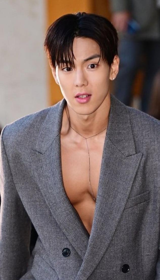 hanjisung009's tweet photo. Shownu hot every single day #shownu #mosntax https://t.co/zMXjIwxH8z