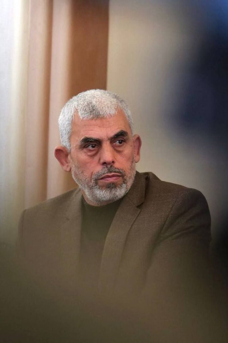 مِنَ المُؤْمِنِينَ رِجَالٌ صَدَقُوا مَا عَاهَدُوا اللهَ عَلَيْهِ فَمِنْهُمْ مَنْ قَضَى نَحْبَهُ وَمِنْهُمْ مَنْ يَنْتَظِرُ وَمَا بَدَّلُوا تَبْدِيلًا
#يحيى_السنوار