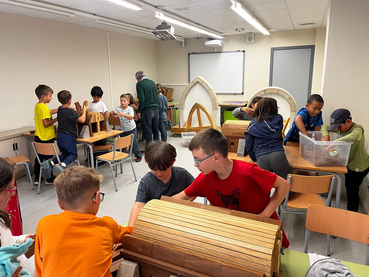 La classe dels Blaus i de la classe del Petracó hem passat uns dies al camp d'aprenentatge del Ripollès, a Planoles. Allà hem descobert els costums de l'edat mitjana: la vida als monestirs i la feina dels monjos, l'escriptura, els estaments socials, els artesans, les eines...