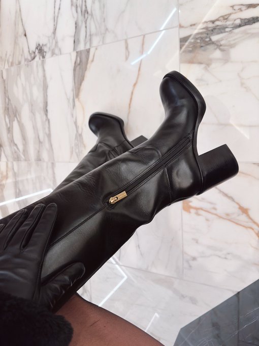 now where&rsquo;s My human footstool? https://t.co/5esxVAYAV7