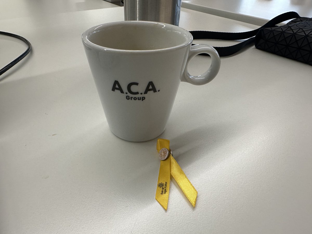 stieno's tweet photo. Today is #dagtegenkanker. Special thanks to @RonnyRuyters for supporting #komoptegenkanker, and providing everybody at @acagroup_be with a🎗️to bring the battle against cancer to the attention. https://t.co/NUNAuhryOf