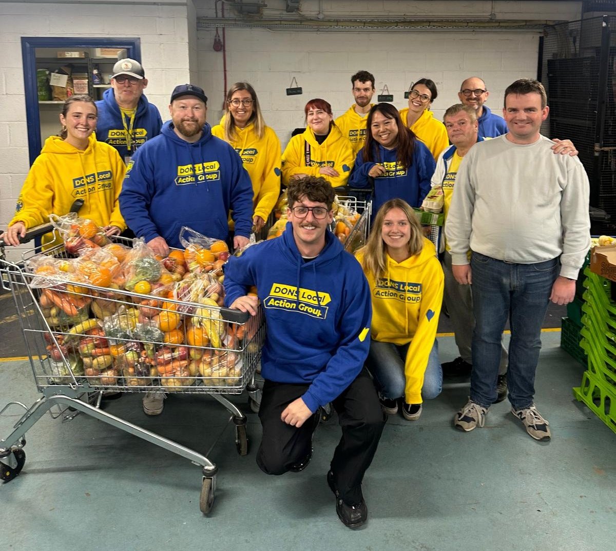 Dons Local Action Group (@donslocalaction) on Twitter photo Abel & Cole volunteers alongside DLAG Hubsters helping OUR COMMUNITY 💛💙
<a href="/AbelandCole/">Abel & Cole</a> is one of our incredible partners: regularly donating fruits & vegetables, providing delicious lunch for our volunteers, and volunteering themselves. This is a brilliant example of a community Abel & Cole volunteers alongside DLAG Hubsters helping OUR COMMUNITY 💛💙
<a href="/AbelandCole/">Abel & Cole</a> is one of our incredible partners: regularly donating fruits & vegetables, providing delicious lunch for our volunteers, and volunteering themselves. This is a brilliant example of a community