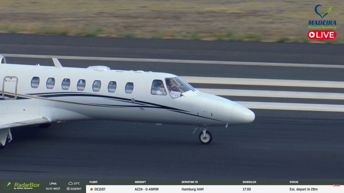 AirNavRadar's tweet image. 🌍✈️ LIVE ACTION from Madeira Island Airport! 📅 17.10.2024  
  
🎥 Watch it live on YouTube: youtube.com/watch?v=rmE9EI…
  
📡 Live tracking: RadarBox.com

#MadeiraAirport #AviationLive #RadarBox #PlaneSpotting