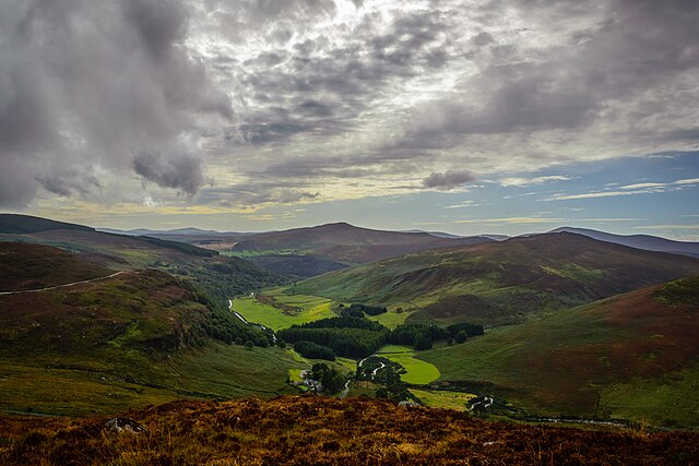Come stay at our Knockree Hostel in Co.Wicklow to check out stunning scenery and views like the one seen in this beautiful photo. With so much more to explore, get booking your visit today.
➡hotels.cloudbeds.com/reservation/E9…
Photo by kilgarron on wikimedia