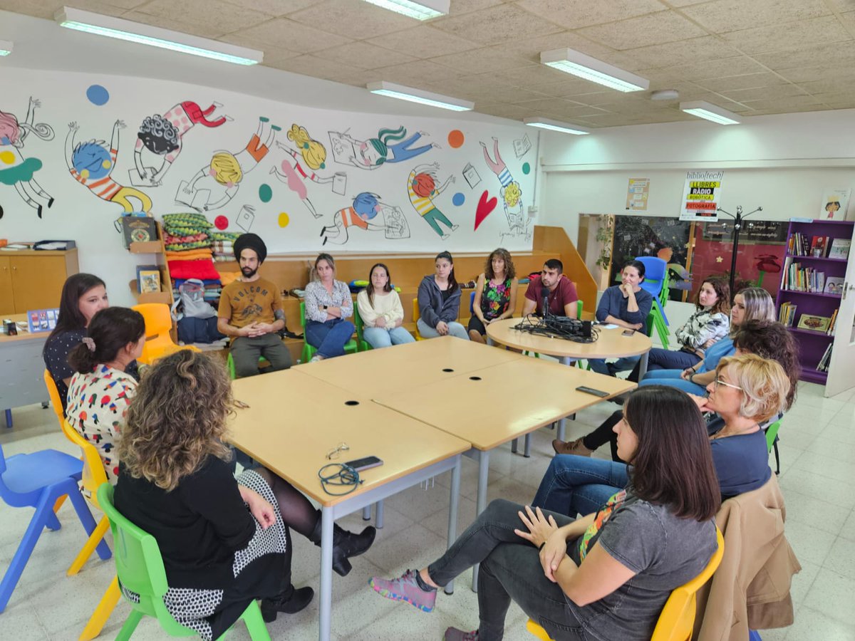 IEDMangrane's tweet photo. 📌Olga Rodríguez i @geylagar juntament amb membres d'ATEATE, presenten el projecte 'Patis inclusius' a les famílies del centre.
🗣️Les investigadores @UMU han explicat la formació, tutorització i recerca que duran a terme durant la implementació del projecte. https://t.co/OsZFcswyhs