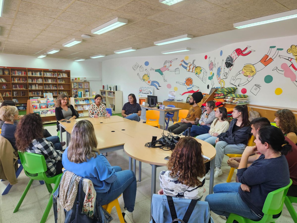 IEDMangrane's tweet photo. 📌Olga Rodríguez i @geylagar juntament amb membres d'ATEATE, presenten el projecte 'Patis inclusius' a les famílies del centre.
🗣️Les investigadores @UMU han explicat la formació, tutorització i recerca que duran a terme durant la implementació del projecte. https://t.co/OsZFcswyhs