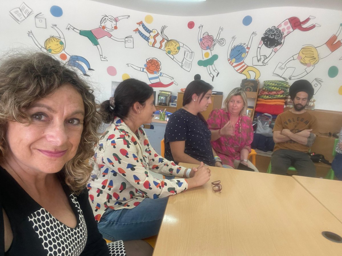 IEDMangrane's tweet photo. 📌Olga Rodríguez i @geylagar juntament amb membres d'ATEATE, presenten el projecte 'Patis inclusius' a les famílies del centre.
🗣️Les investigadores @UMU han explicat la formació, tutorització i recerca que duran a terme durant la implementació del projecte. https://t.co/OsZFcswyhs