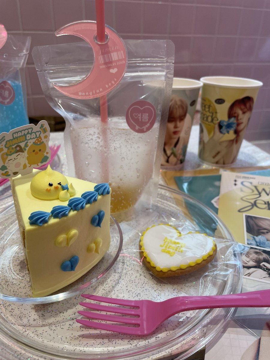 emilly1019's tweet photo. JIMIN色のテーブル✨
@yolumlovesyou さんにも
行ってきた🩷
Be My MUSE 19951013
친구들과 축하 🎂🫶
去年も行ったけど
マイラバニムのグッズは
毎回可愛いー✨
@myloverjimin
@myloverjimin_JP
#sweetserenade https://t.co/lIH00SDt45
