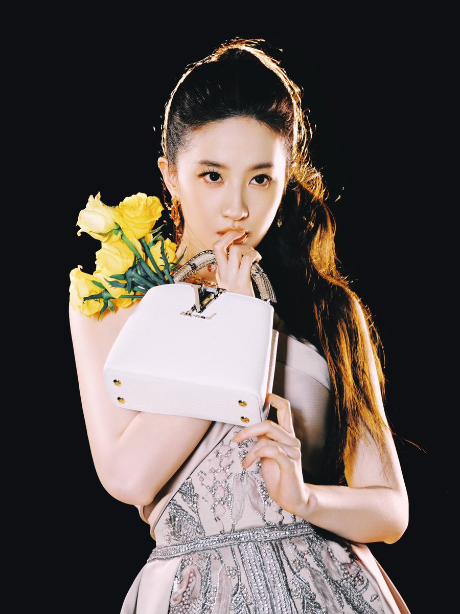 liuyifeifanclub's tweet photo. Liu Yifei @yifei_cc x Vogue Forces of Fashion x @LouisVuitton 🌹

#LiuYifei #刘亦菲 #劉亦菲 #CrystalLiu #YifeiLiu #LưuDiệcPhi #หลิวอี้เฟย #ЛюИфэй #유역비 #リウ・イーフェイ #Mulan #MeetYourself #玫瑰的故事 #TheTaleOfRose #Vogue #VogueChina #VOGUEForcesofFashion #LouisVuitton #LV https://t.co/iP6Rdzs4VF