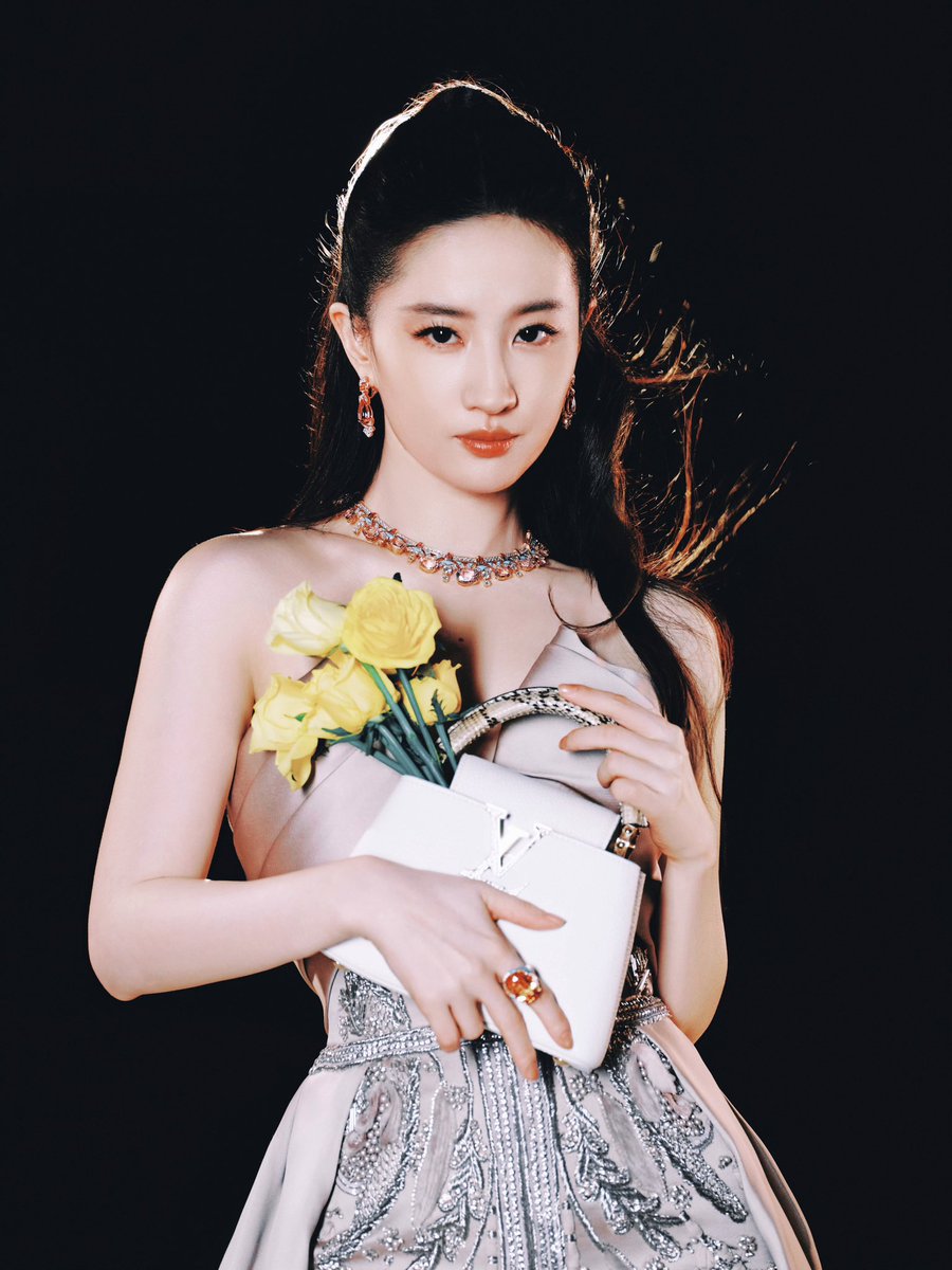 liuyifeifanclub's tweet photo. Liu Yifei @yifei_cc x Vogue Forces of Fashion x @LouisVuitton 🌹

#LiuYifei #刘亦菲 #劉亦菲 #CrystalLiu #YifeiLiu #LưuDiệcPhi #หลิวอี้เฟย #ЛюИфэй #유역비 #リウ・イーフェイ #Mulan #MeetYourself #玫瑰的故事 #TheTaleOfRose #Vogue #VogueChina #VOGUEForcesofFashion #LouisVuitton #LV https://t.co/iP6Rdzs4VF