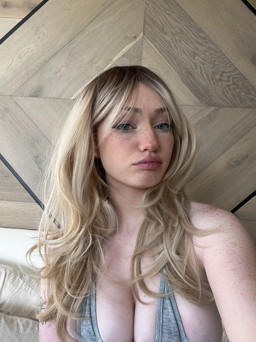 sending pics 🍒 on twitter to everyone that says hi https://t.co/vWD8m6xaDM