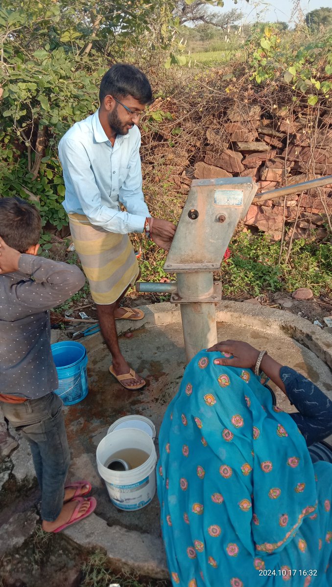 गांव की घर घर फूट राजनीति का नुकसान हर जगह ही हुआ है, सार्वजनिक हैंडपंपों का ध्यान नहीं रखा गया.... मैं मेरा कर्तव्य निभाता हूं । हैंडपंप की चैन टूट गई तो मुझे ये जोड़नी पड़ी क्योंकि सवाल पानी का है ! 

गांव की हालत इस कदर है की कौन कब कहां कब्जा कर ले इसका कोई अंदाजा नहीं ...!!