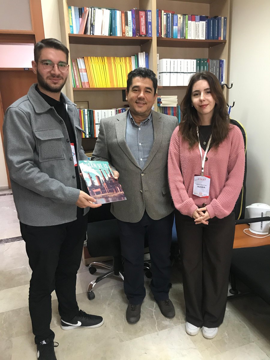 cekathbv's tweet photo. Topluluk olarak her sene yayınlanan İnsan ve İş dergimizin 28. sayısını değerli akademisyenlerimize takdim ettik. Desteklerini esirgemedikleri ve her zaman yanımızda oldukları için teşekkürlerimizi sunarız.✨
#cekat #ahbv #çeei https://t.co/7gZhC4dyNi