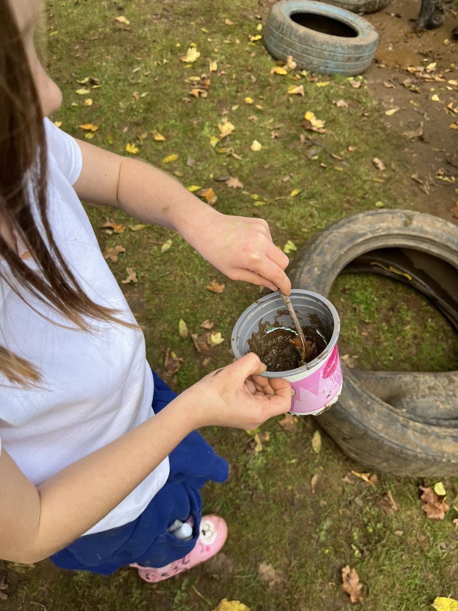 #GilwernYear2 have had a fantastic time learning about solids and liquids. We even made our own mud paint and paint brushes. #SciTech #OutdoorLearning