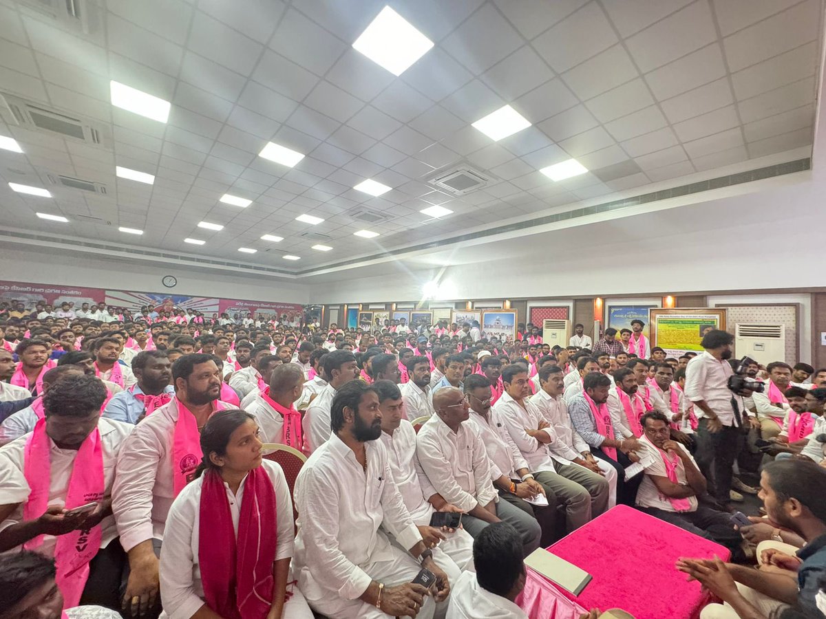 Usha Dasari (@ushadasari3) on Twitter photo ఇసుక కూడా కింద రాలనంత యువకులతో నేడు BRSV సమీకృత సమావేశం నిర్వహించబడింది. అన్యాయం జరిగిందండే ముందుగా కదిలేది యువకులే. అలాంటి యువ రక్తం నేడు మల్లా మన తెలంగాణా కోసం ఈ కాంగ్రెస్ అరాచక పాలనకు సమాదానం చెప్పడానికి ఒక్కటైతుంది. ఇసుక కూడా కింద రాలనంత యువకులతో నేడు BRSV సమీకృత సమావేశం నిర్వహించబడింది. అన్యాయం జరిగిందండే ముందుగా కదిలేది యువకులే. అలాంటి యువ రక్తం నేడు మల్లా మన తెలంగాణా కోసం ఈ కాంగ్రెస్ అరాచక పాలనకు సమాదానం చెప్పడానికి ఒక్కటైతుంది.