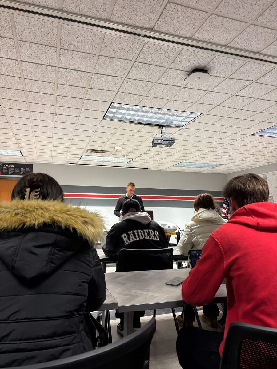 ryansimonem's tweet photo. Wednesday, COMM 2221 had a breaking news simulation where we experienced two press conferences and interviewed witnesses to come up with appropriate stories that present breaking news/crime scenes! https://t.co/VsSrIDNCV2
