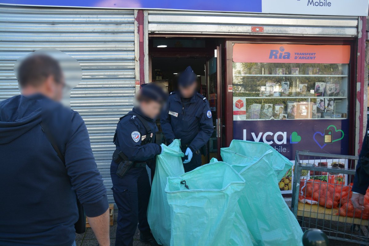 PoliceNat95's tweet image. #OpérationPlaceNette
#Montigny le 15/10, démantèlement d'1 trafic de stupéfiants
✔️ 7 #interpellations
➡️ #cannabis et 💶 saisis

Suivi de 3 jours d’opérations interservices de sécurisation et de contrôle menées par @PoliceNat95 secteur de la gare et quartier des Frances