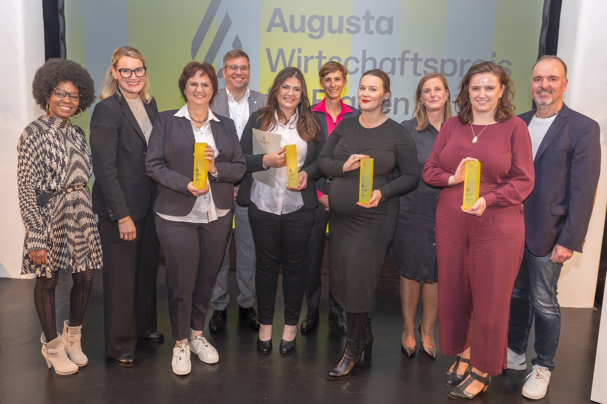 OB @Eva_K_Weber hat am gestrigen Mittwochabend den ersten "#Augusta - Wirtschaftpreis für Frauen" verliehen. Die Namen der vier Preisträgerinnen und die schönsten Bilder der Gala finden Sie auf augsburg.de/augusta
#augsburg #stadtaugsburg