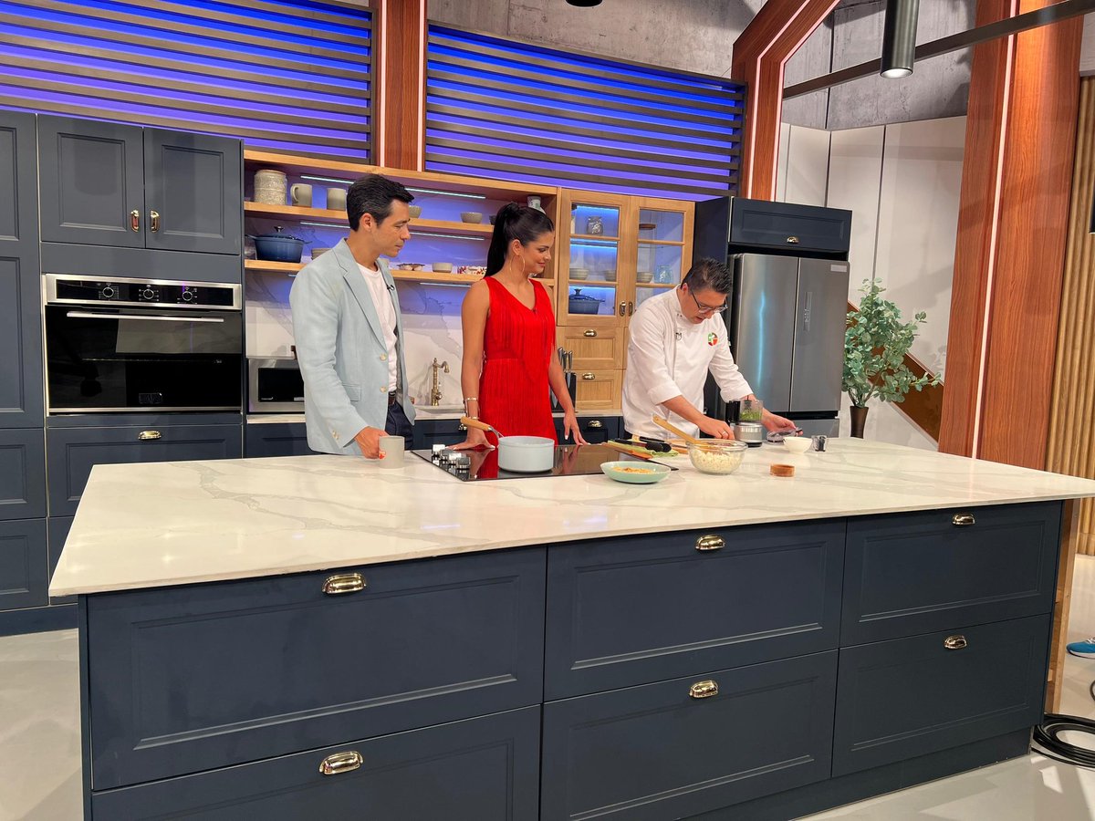 Hoy en #PortadasAlDía 🧡 el mago de la cocina <a href="/Merlingessen/">Merlin Gessen</a> nos presentó unos platillos cargados de mucha historia 👨🏻‍🍳  ¿Alguna vez has probado un aderezo de la antigua Roma 👀? #Venevision