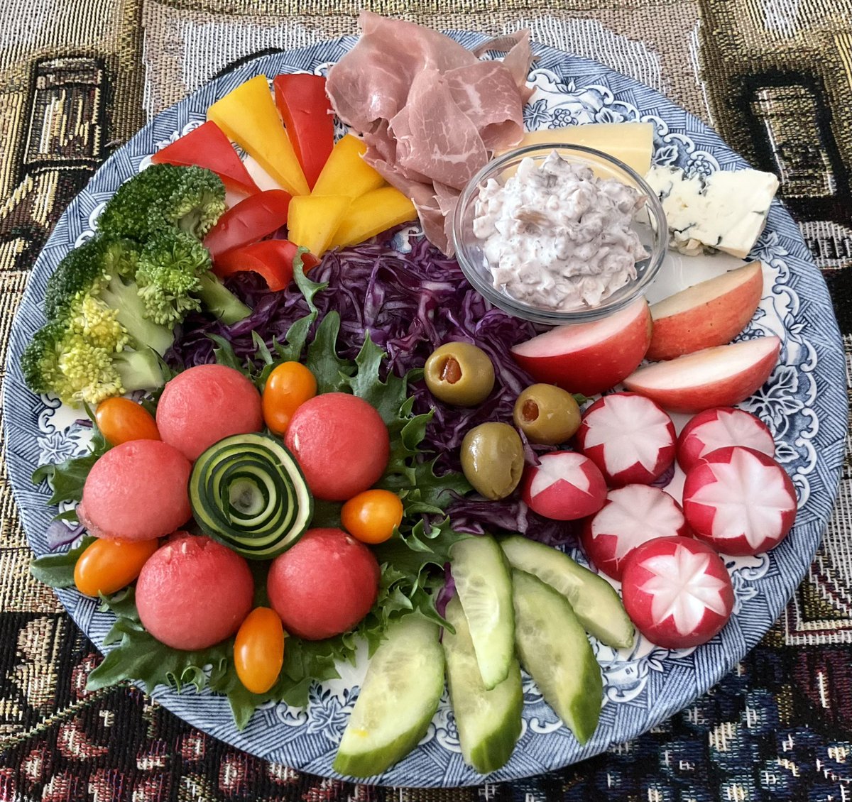 It seems that the weekend will be sunny, so I’ll plant some callunas for decoration. 
For hubby’s gluten-free breakfast: iceberg lettuce, watermelon, zucchini, broccoli, bell pepper, prosciutto crudo, wild mushroom salad, cheeses, apple, radish, cucumber, olives, red cabbage.