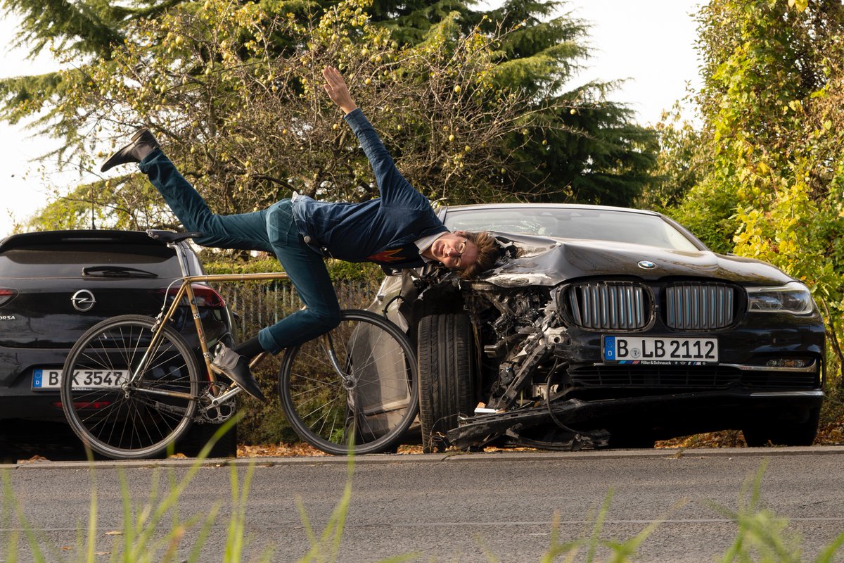 stefandraschan's tweet photo. #bicycleculture #cycling #carcrash #carisover #stefandraschan #photography #contemporaryart #fahrradelig #environmentalart #suv #berlin https://t.co/6kSfVWqDp8