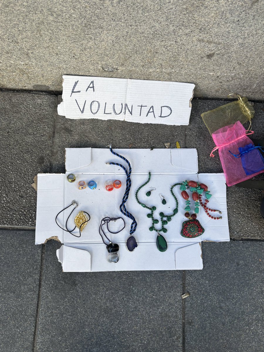 Rudi es una persona en situación de calle que necesita recaudar 20€ lo antes posible. Para ello está vendiendo unas joyas en la calle Sagasta número 20. (Metro Bilbao, Tribunal o Alonso Martínez)